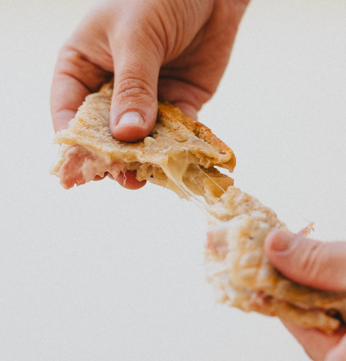 Bikini de queso fundido brunch en Dirty Rabbit S'Agaró